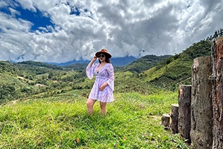 Un turista disfruta de vistas panorámicas al costado del mirador. Descubre paisajes impresionantes en tu próxima visita.